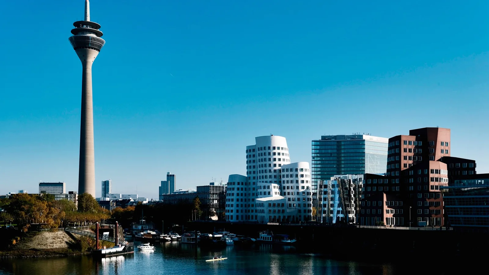 Skyline von Düsseldorf am Medienhafen mit dem Rheinturm